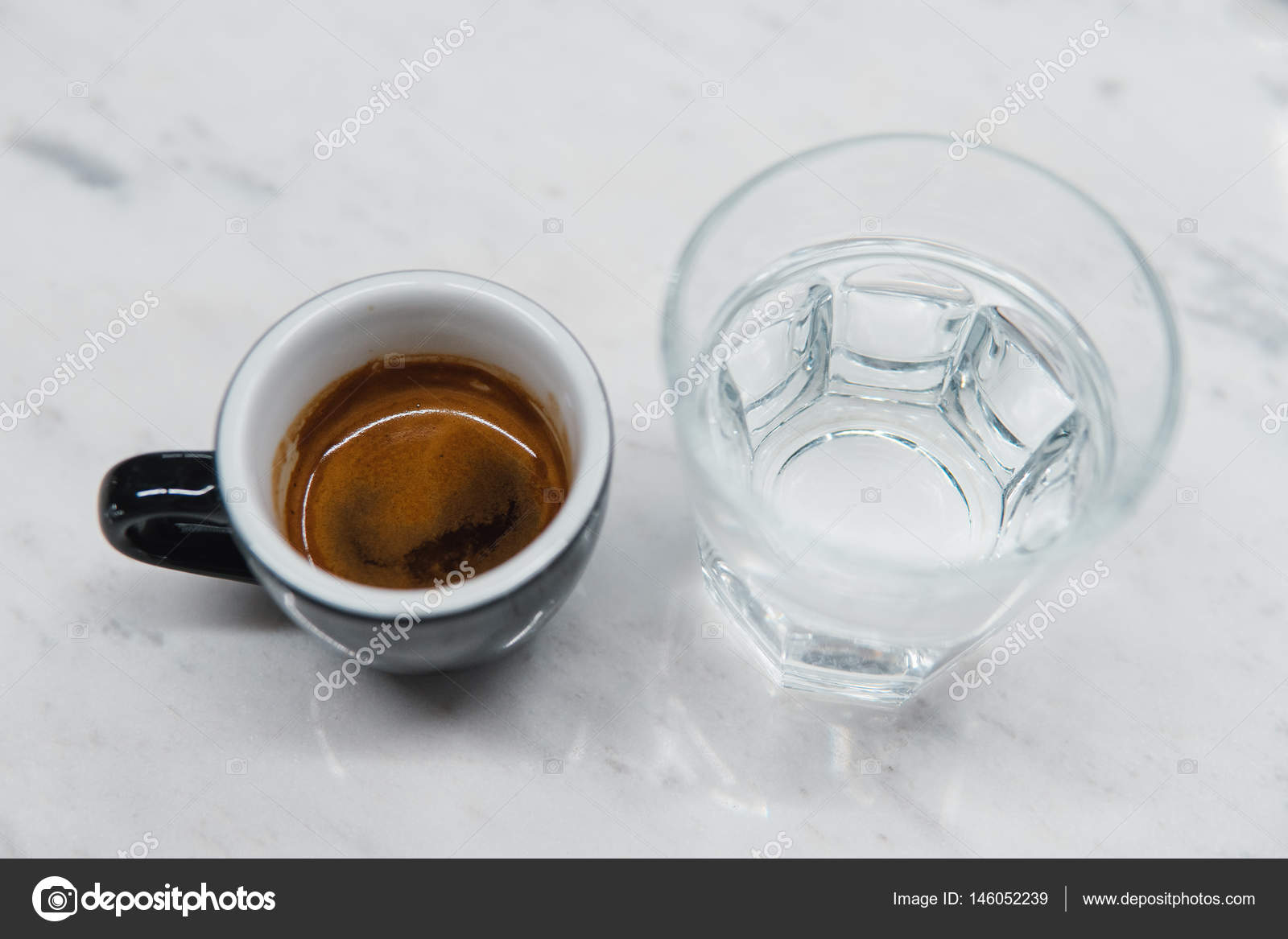 Tasse Mit Kaffee In Der Nähe Von Einem Glas Wasser