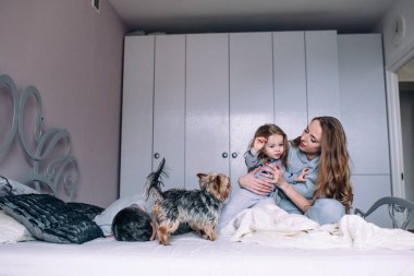 Anne, baba ve bebek yatağı