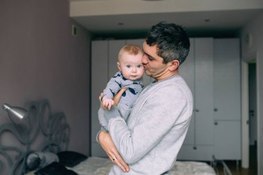 Baba kızıyla oynuyor.