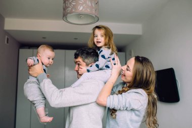 Aile yatak odasında oyun oynuyor.