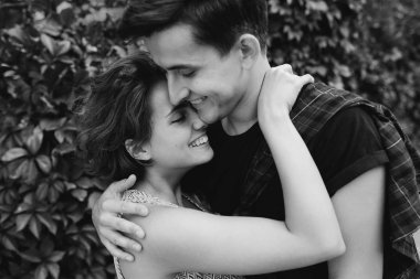 Parktaki kız ve erkek.