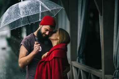 Adam ve kız bir şemsiye altında