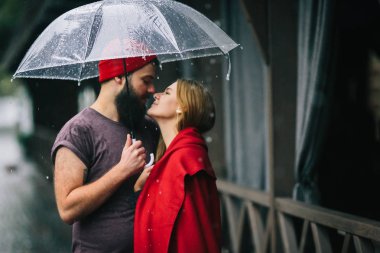 adam ve bir şemsiye altında öpüşme kız