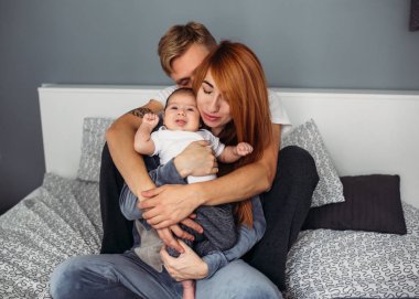 Yeni doğan bebek yatağı ile mutlu aile