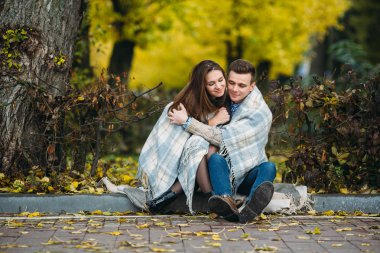 Sonbahar sezonunda parkta genç bir çift