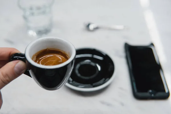 Kopje koffie in een hand — Stockfoto