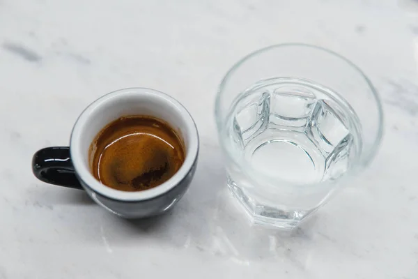 Taza con café cerca de un vaso de agua —  Fotos de Stock