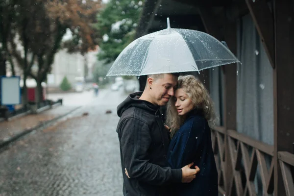 Casal na rua com guarda-chuva — Fotografia de Stock