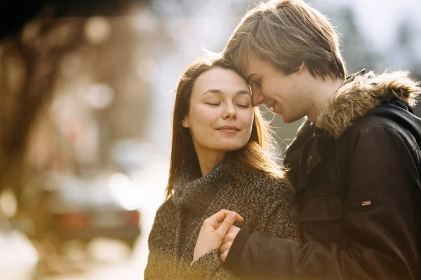 Jeune couple posant pour la caméra — Photo