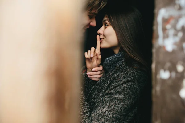 Pareja posando en la puerta — Foto de Stock