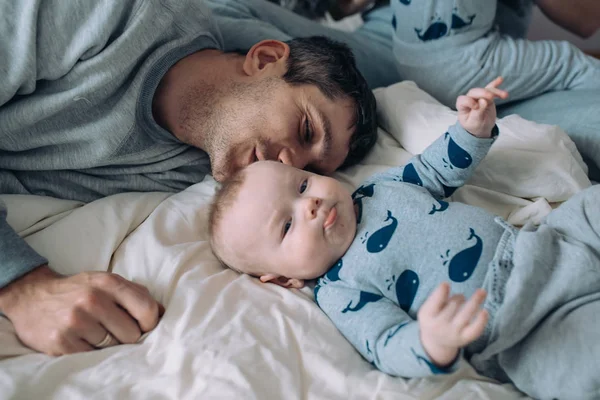 Papá con el bebé en la cama — Foto de Stock