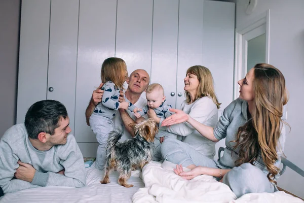 Aile yatak odasında oyun oynuyor. — Stok fotoğraf