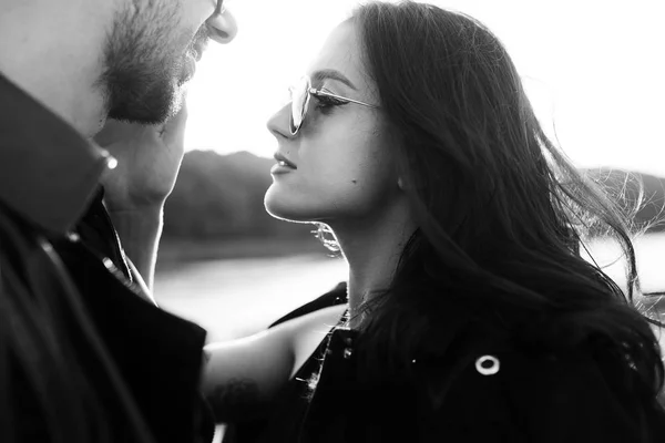 Belo jovem casal olhando uns para os outros — Fotografia de Stock