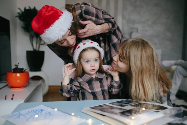 Mutter, Großmutter, das kleine Mädchen im Zimmer — Stockfoto