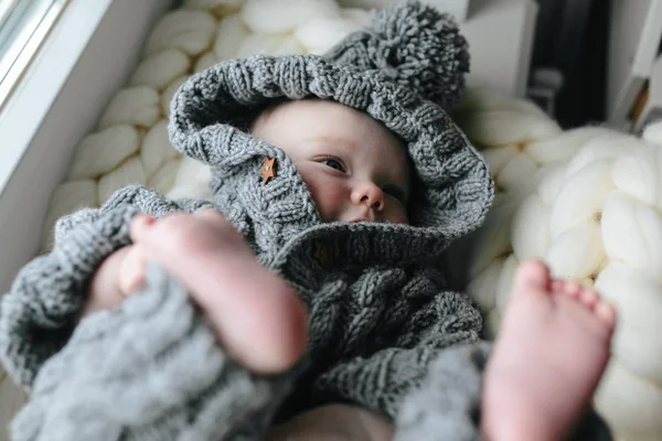Kleines Baby in Strickkleidung — Stockfoto