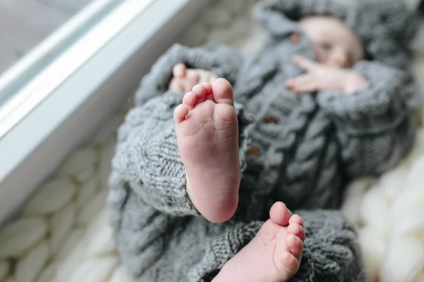 Bebé pequeño en ropa de punto — Foto de Stock