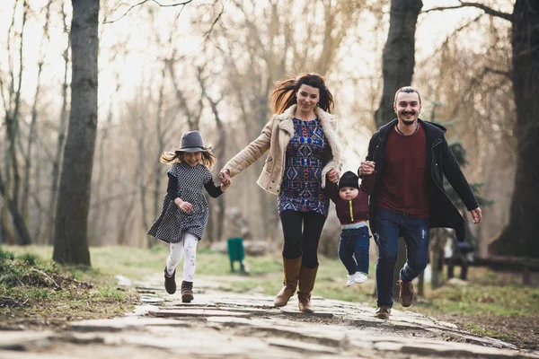 Mutlu aile sonbahar parkında yürüyor. — Stok fotoğraf