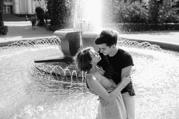 Красивая молодая пара у фонтана — стоковое фото