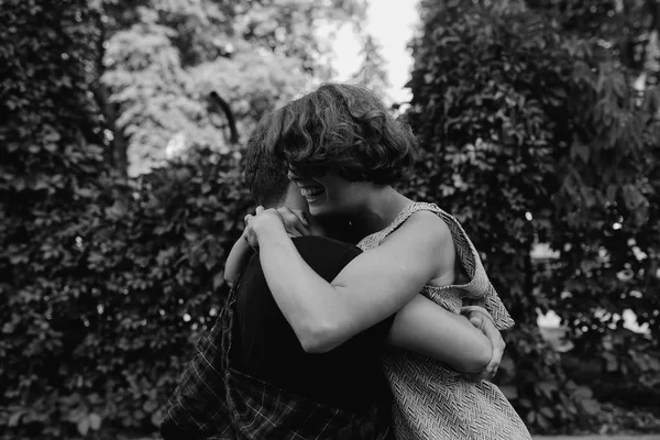 Guy and girl in the park — Stock Photo, Image