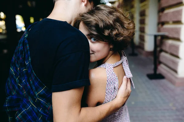 Paar knuffelen in de straat — Stockfoto