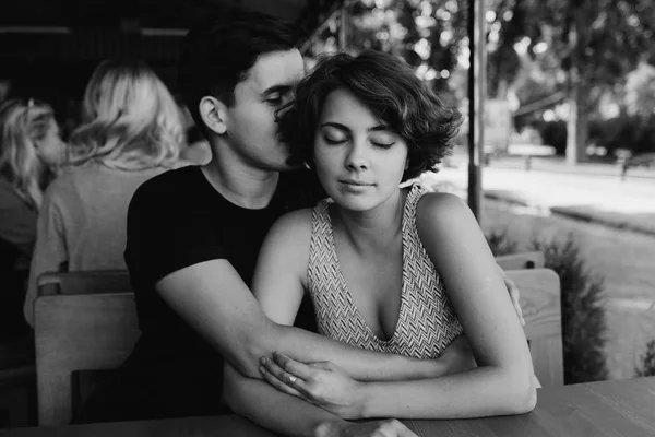 Casal sentado em um café fora — Fotografia de Stock