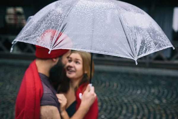 Cara e menina sob um guarda-chuva — Fotografia de Stock