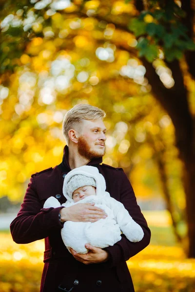 Dad and newborn son in autumn park — Stock Photo, Image