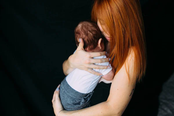 Jovem mãe mulher segurando seu bebê filho — Fotografia de Stock