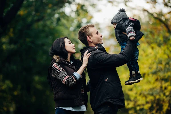 Genç aile ve sonbahar Park yeni doğan oğlu — Stok fotoğraf