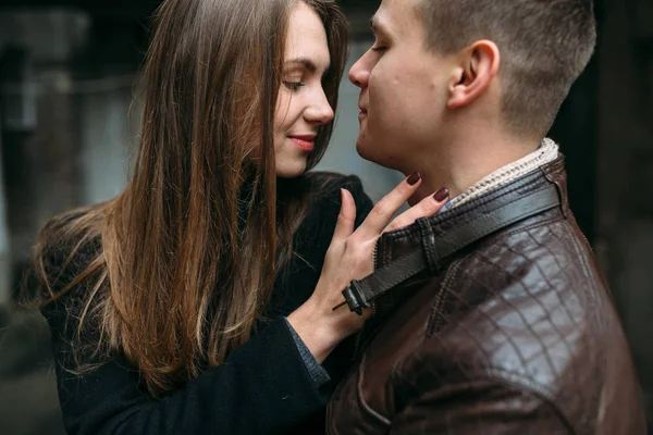 Hombre y mujer posando para la cámara — Foto de Stock