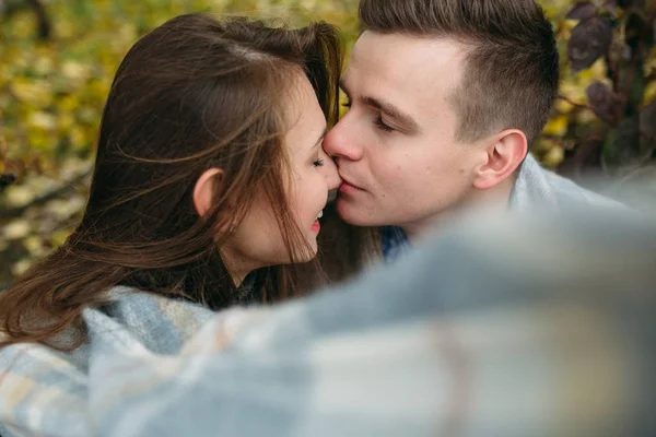 Pareja joven en el parque en temporada de otoño —  Fotos de Stock