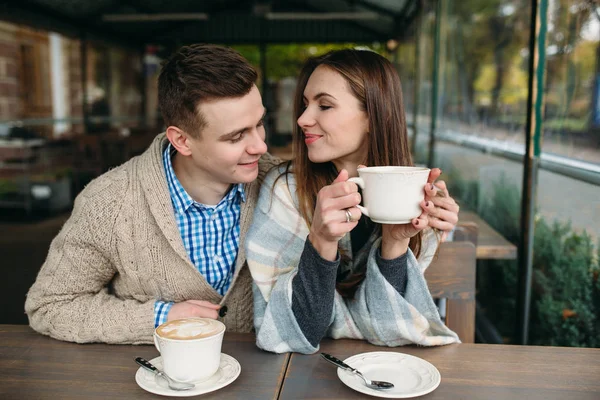 Couple sitting at sidewalk cafe — Stock Photo, Image