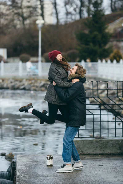 Hermosa pareja divirtiéndose en el muelle —  Fotos de Stock