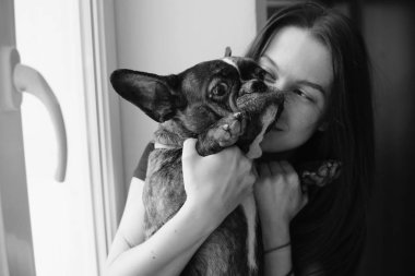 güzel kadın küçük köpekle oynamayı