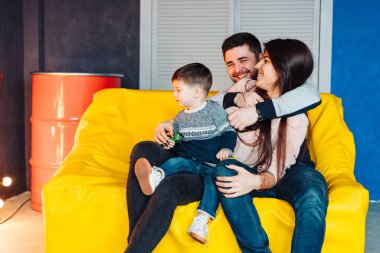 Genç aile eğleniyor.