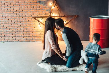 Erkek kadın birlikte vakit geçirecek.