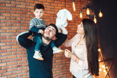Genç aile evde eğleniyor.