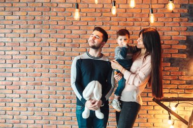 Genç aile evde eğleniyor.