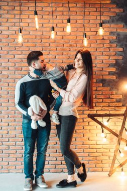 Genç aile evde eğleniyor.