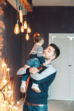 Genç aile evde eğleniyor.