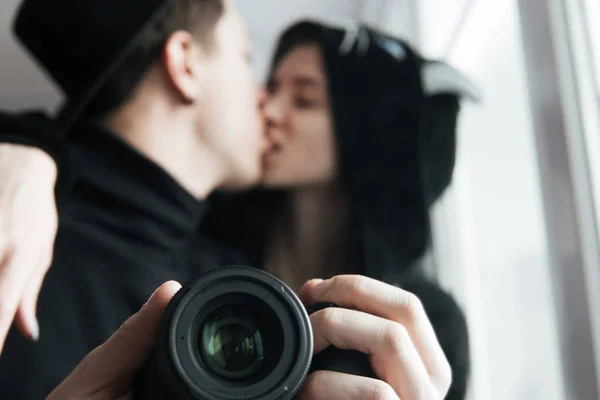 Homem e mulher em roupas pretas beijando — Fotografia de Stock