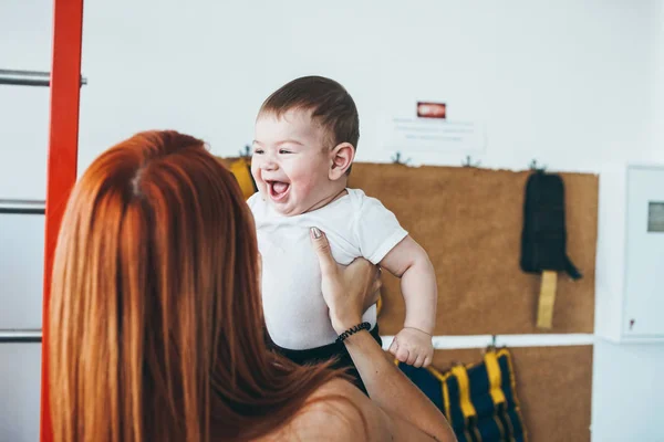 若いです母とともに彼女の息子でザジム — ストック写真