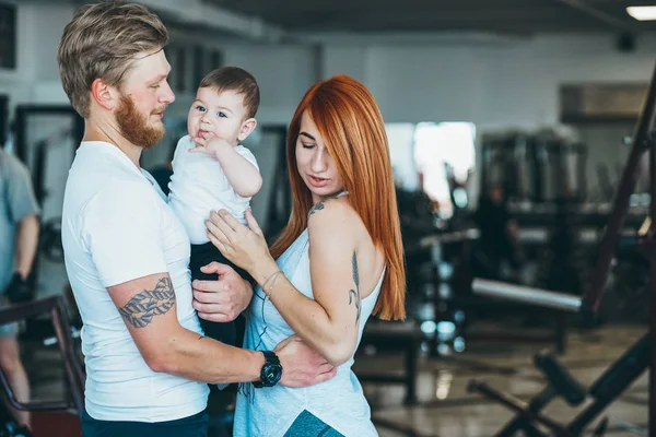 ジムで小さな男の子と若い家族 — ストック写真