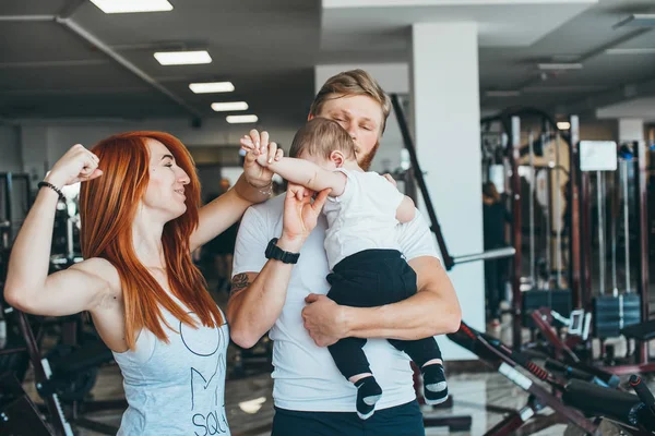 Junge Familie mit kleinem Jungen in der Turnhalle — Stockfoto