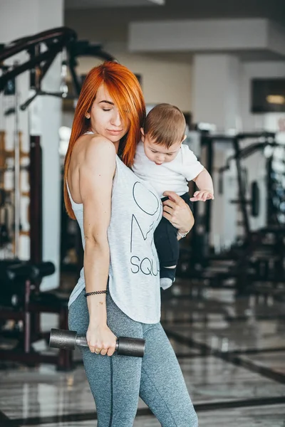 Jovem mãe com seu filho no ginásio — Fotografia de Stock