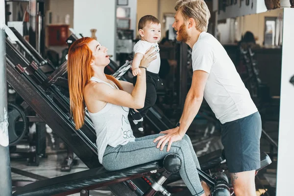 Jonge familie met kleine jongen in de sportschool — Stockfoto