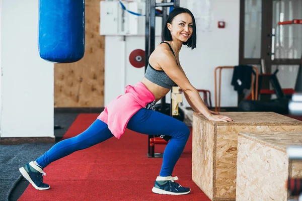 Mujer atlética haciendo ejercicios en el gimnasio —  Fotos de Stock