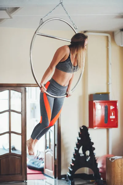 Mulher atlética fazendo exercícios no ginásio — Fotografia de Stock