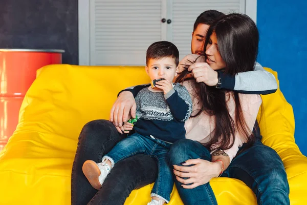 Familia joven divirtiéndose — Foto de Stock