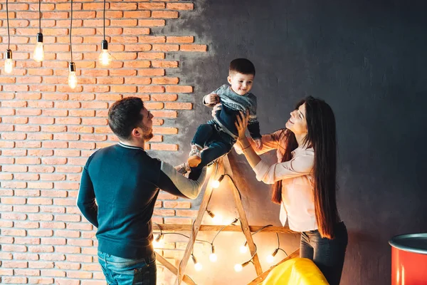 Familia joven divirtiéndose en casa — Foto de Stock